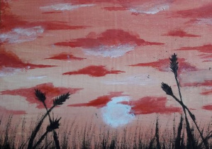 Obraz przedstawia pejzaż o zachodzie słońca – na pierwszym planie są czarne kontrastowe trawy, zajmują 1/3 kartki, dalej czerwone i białe obłoki na pomarańczowym tle, w środku obrazu jest białe, nieduże słońce.